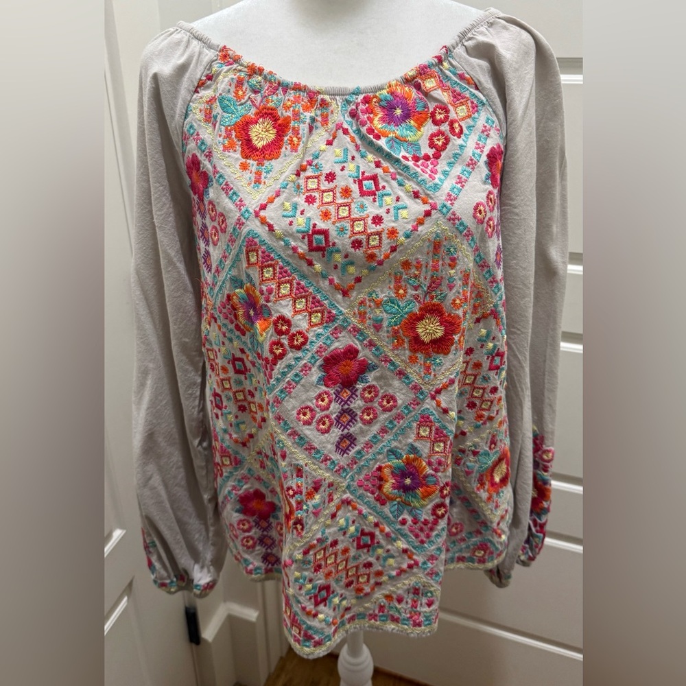 Savanna Jane. Embroidered Blouse. Light Gray. Size Small.